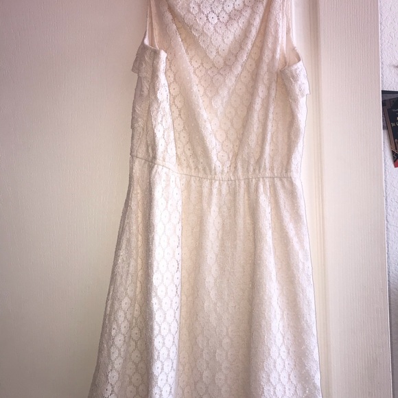 Simple lace dress - Picture 3 of 6